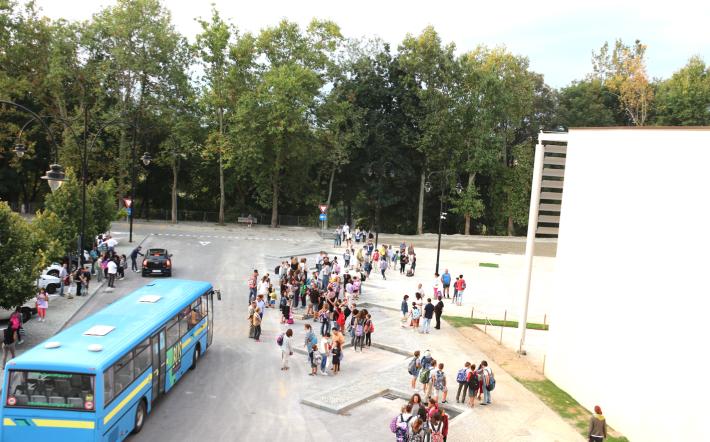Torna il teatro all’aperto in Piemonte: a Mondovì si prepara piazza d’Armi. E “La Funicolare” pensa ai “Doi pass” a Breo