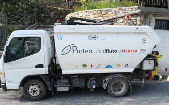 Trinità, operatore ecologico trova documenti e denaro durante la raccolta carta: restituiti, non vuole ricompense