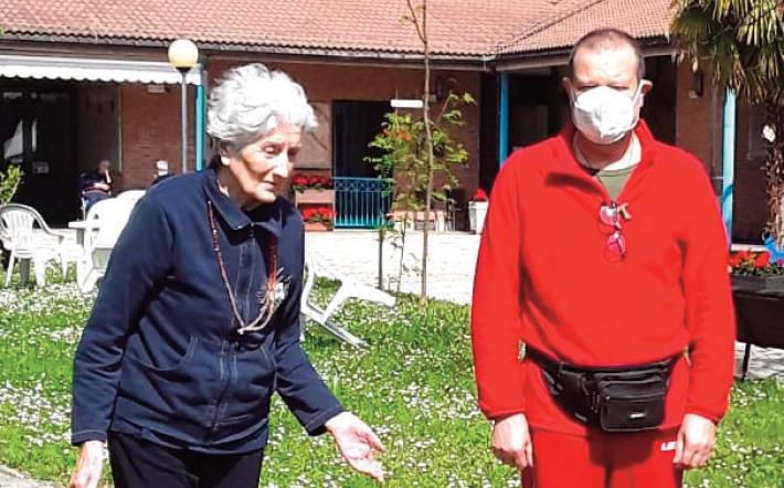 “Sacra Famiglia”: tornano i veri abbracci. Intanto cambia il direttore sanitario