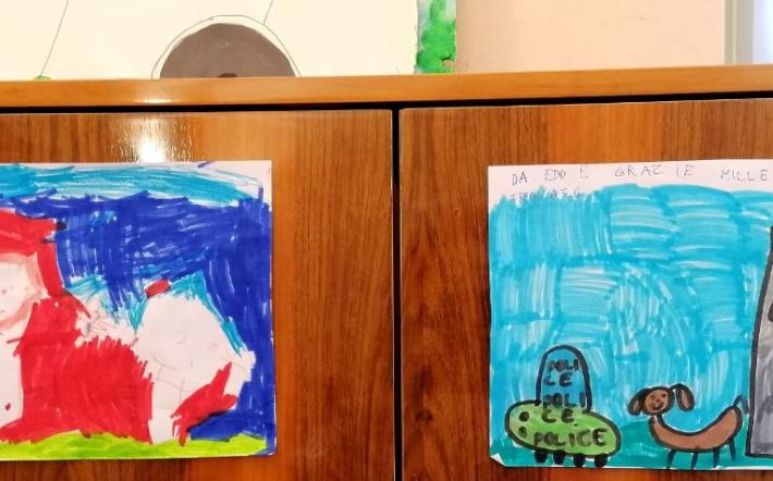 Bimbi ringraziano con due disegni la polizia locale di Dogliani intervenuta dopo un incidente