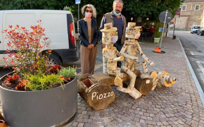 Piozzo: in piazza 5 Luglio 1944 la panchina di Gin e Gena e ër can