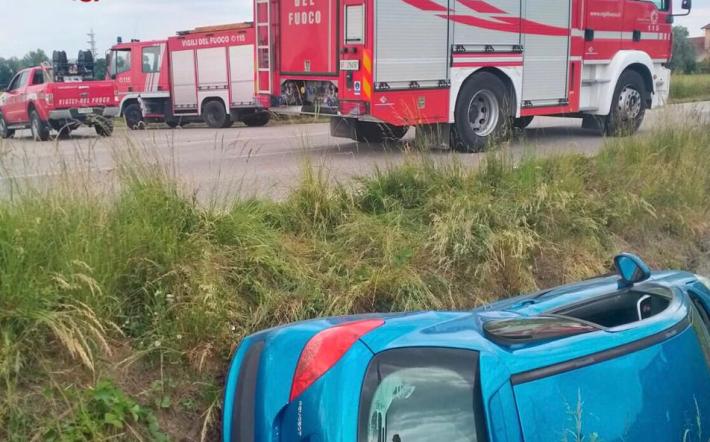 Scontro sulla provinciale che da Rocca de' Baldi porta a Maglino. Una delle  auto è finita nel canale