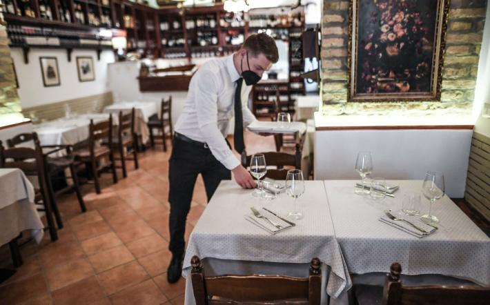 Il pasticcio dei posti ai tavoli del ristorante: contrordine, in zona bianca no al limite dei 4 commensali