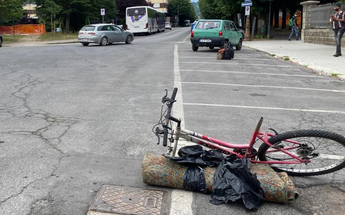 Mondovì: stazione ferroviaria, sul piazzale rifiuto abbandonato nella notte accoglie i viaggiatori