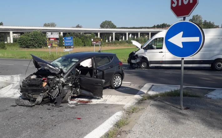 Scontro auto furgone a Carrù di fronte al casello della A6