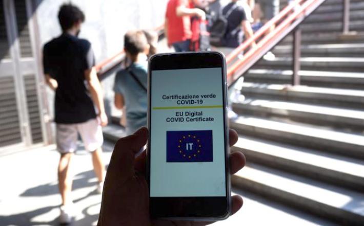 Ai professori senza Green Pass, stop stipendio dopo 5 giorni di assenza. A scuola ancora con le mascherine. Tamponi rapidi a prezzo calmierato