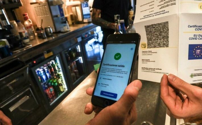 “Caos” Green Pass: gli esercenti possono (non devono) chiedere i documenti