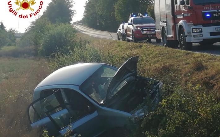 Auto fuori strada a Carrù. A bordo un uomo anziano portato in ospeale 