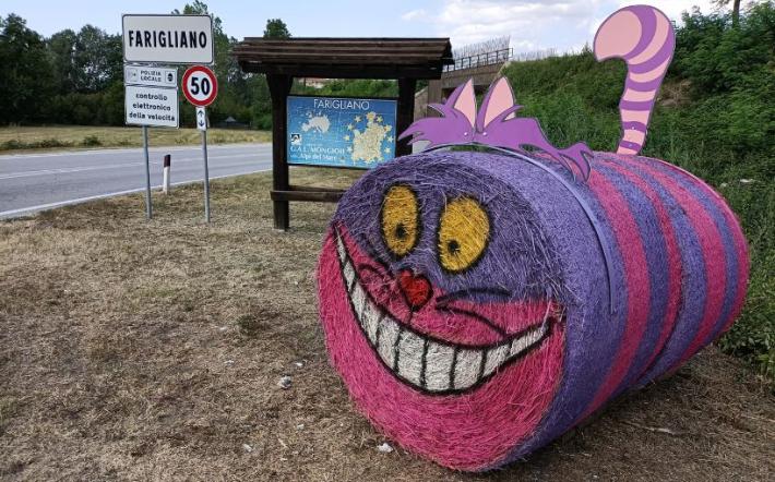 Farigliano: dopo il Minion, Yoda e il Gat Ross all’ingresso del paese compare lo Stregatto! 