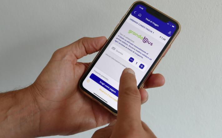 Abbonamenti settimanali sull’App Grandabus. L’acquisto dei titoli di viaggio si può anche effettuare tramite il sito Internet www.grandabus.it