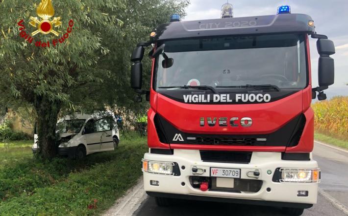 Furgone fuori strada a Peveragno. Conducente in ospedale per accertamenti