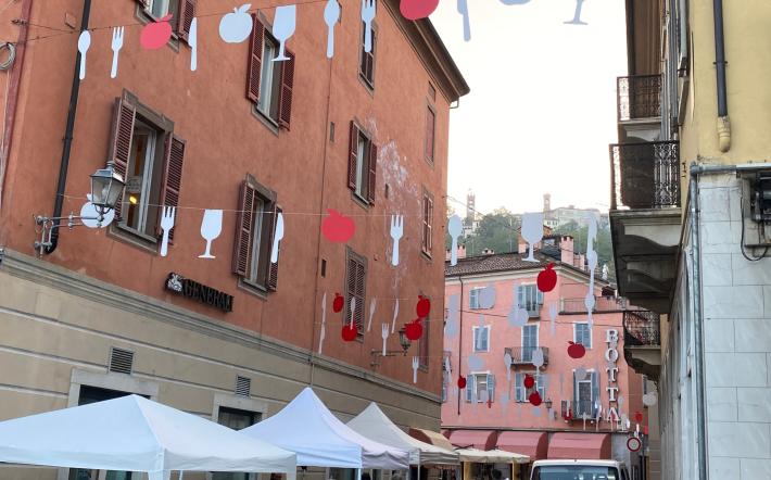 Mondovì, segni di "Peccati di Gola" 2021: l'installazione aerea