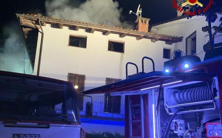 A fuoco il tetto di una palazzina in frazione Valdibà a Dogliani 