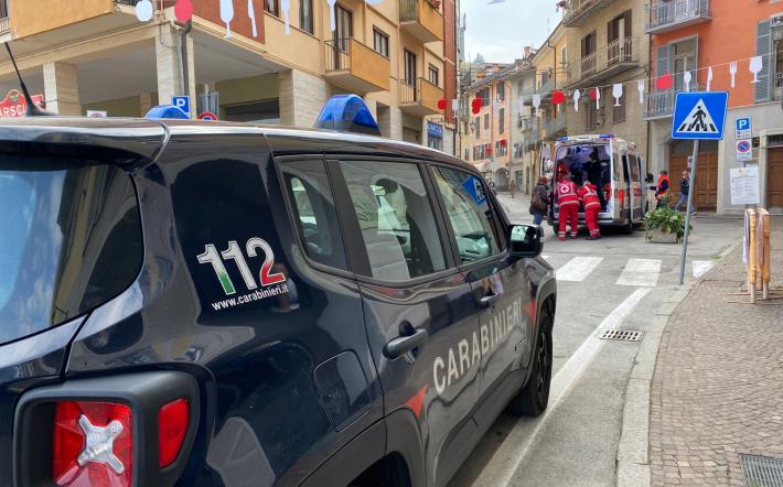 Trentenne di Mondovì spaventa la ex con una pistola giocattolo, poi annuncia il suicidio: è grave