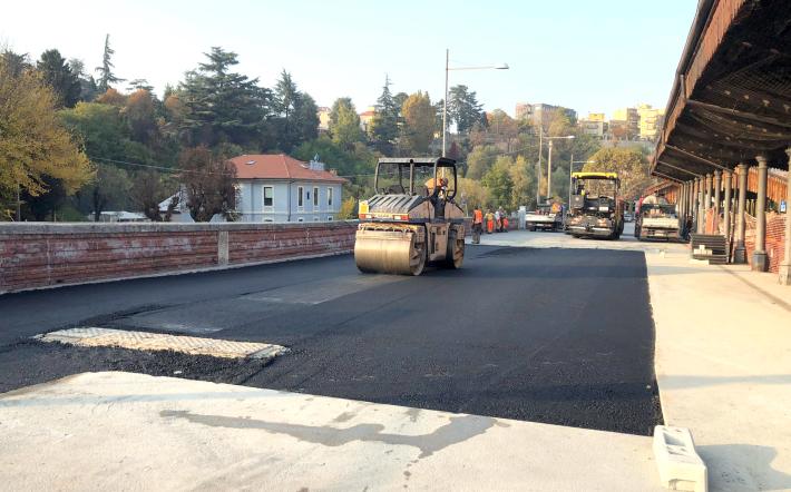 Mondovì, lavori in superficie conclusi in piazza Ellero. Assessori Carboni: «Torna fruibile da domenica la corsia accanto all'ala mercatale»