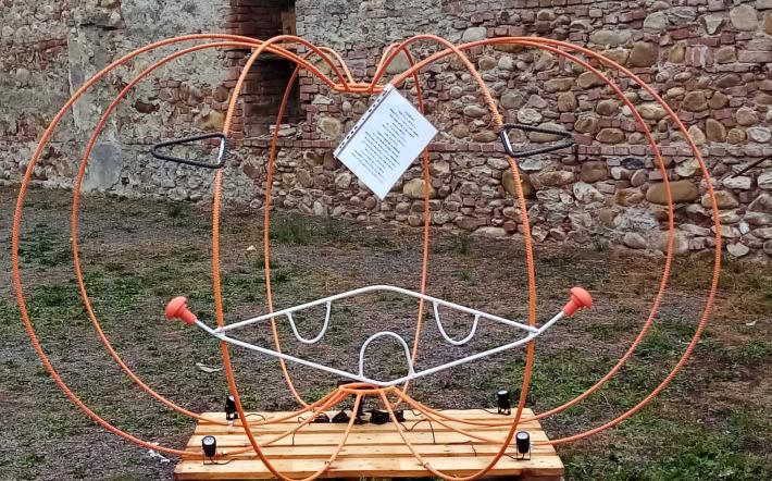Halloween 2021:  all'ingresso di Piozzo è comparsa una zucca dell'Artista Misterioso 