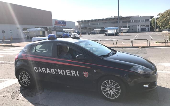 Mondovì, nasconde champagne sotto il soprabito: carabiniere fuori servizio lo arresta