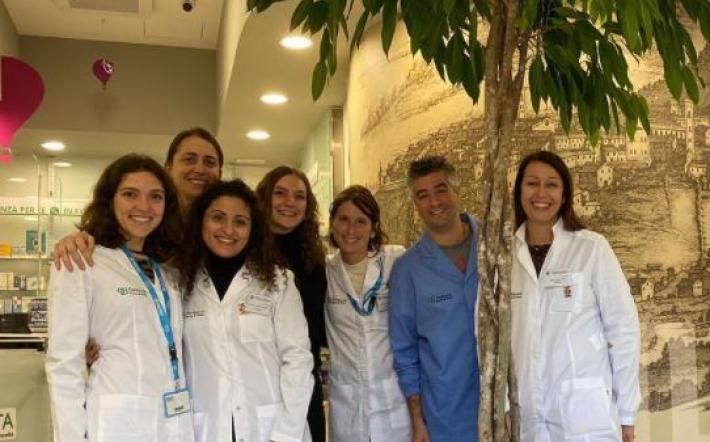 Farmacia "Porta di Breo" dona due cassette di pronto soccorso agli Alpini: il "grazie delle penne nere