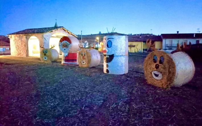 Farigliano: Babbo Natale con le renne e Olaf a fianco della cappella di  San Nicolao 