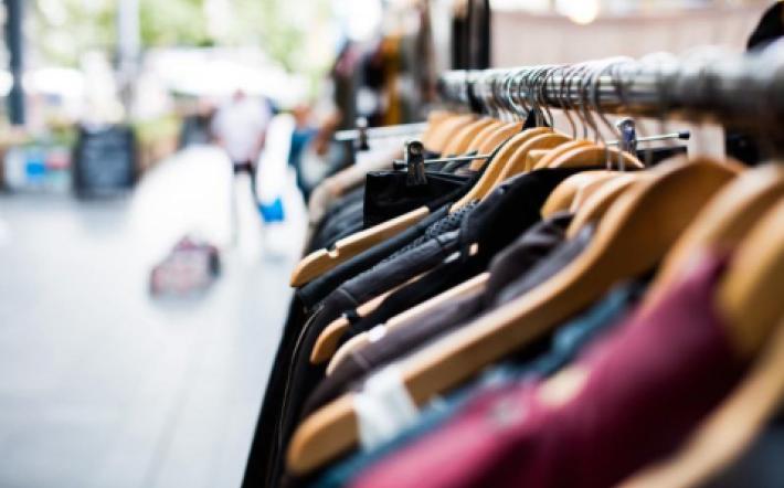 Confesercenti: saldi sotto tono. Nella "Granda" sono stati i turisti a fare la differenza. L’abbigliamento resta il settore trainante