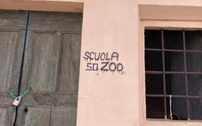 Scritta sulla facciata della chiesa di San Bobbo: il parroco di Piozzo sporge denuncia