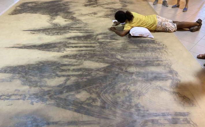 L’ingresso del Cimitero di Dogliani sulla più grande opera d’arte su carta mai prodotta