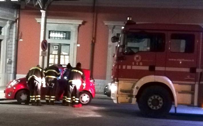 Mondov&igrave;: bimbo chiuso in auto riesce ad aprire la portiera dopo l&rsquo;intervento dei vigili del fuoco