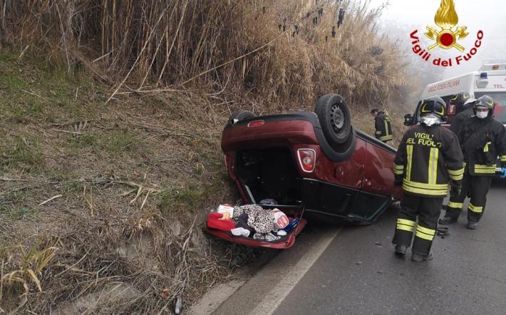 Auto capottata a Magliano Alpi a causa della nebbia