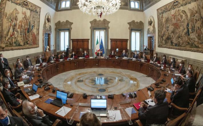 Consiglio dei ministri: obbligo di vaccino per gli over 50, le nuove regole per la dad nelle scuole