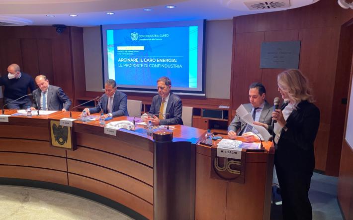 Confindustria, "sos" delle aziende per il caro bollette: sistema economico in pericolo