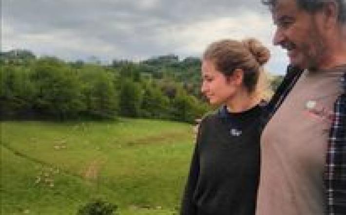 Su “Melaverde Magazine” la scelta di Valentina, tornata a Murazzano per allevare le “langhette” 