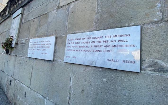 Lapide “Mace ‘d sang” con la poesia di Regis: «La traduzione in inglese non è opportuna»