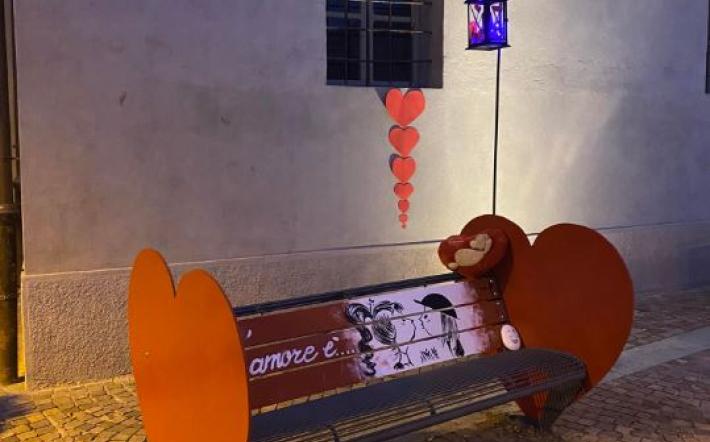 Piozzo: alla vigilia di San Valentino arriva la “panchina degli innamorati”