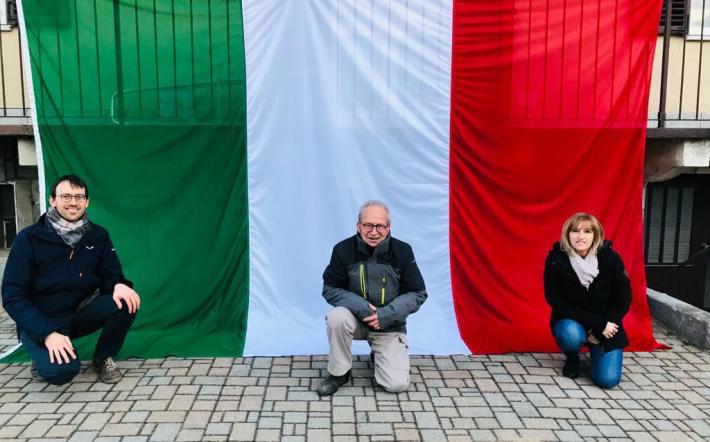 Mondovì: il nuovo tricolore sul Belvedere grazie alla generosità degli ecovolontari monregalesi