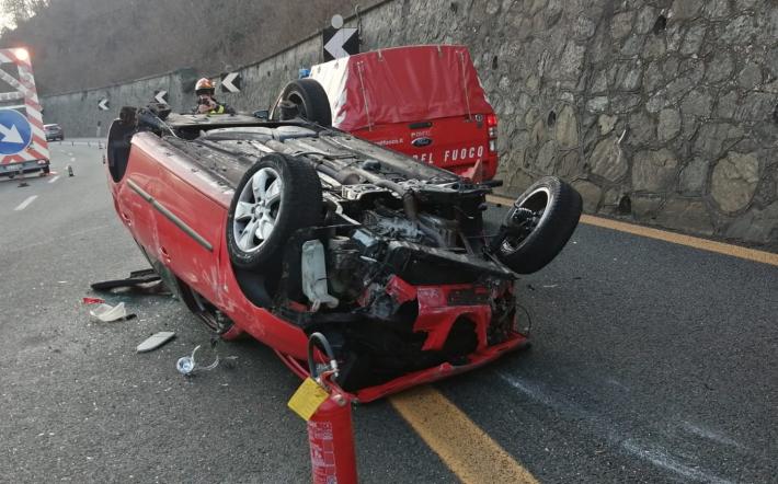 Auto ribaltata in autostrada a Roccavignale con quattro persone a bordo 