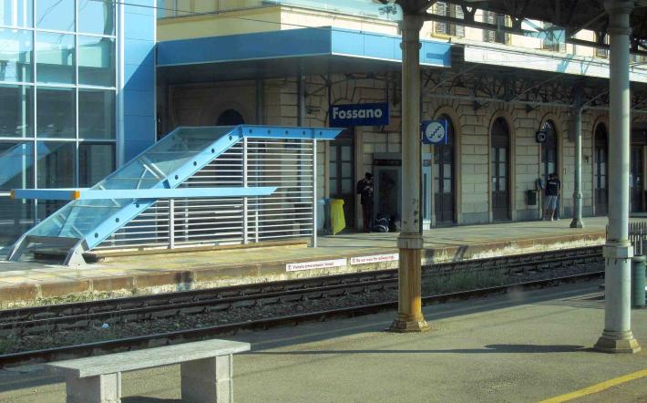 Vento forte, fermi i treni alla stazione fs di Fossano: tettoia pericolosa