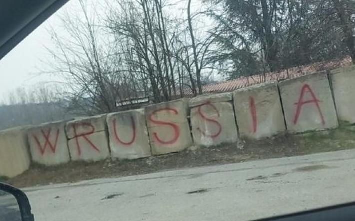 Scritta che inneggia alla Russia a Clavesana