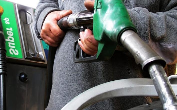 Rincari per le famiglie: autostrada A6 non aumenta, fare benzina costa 20 centesimi in più al litro