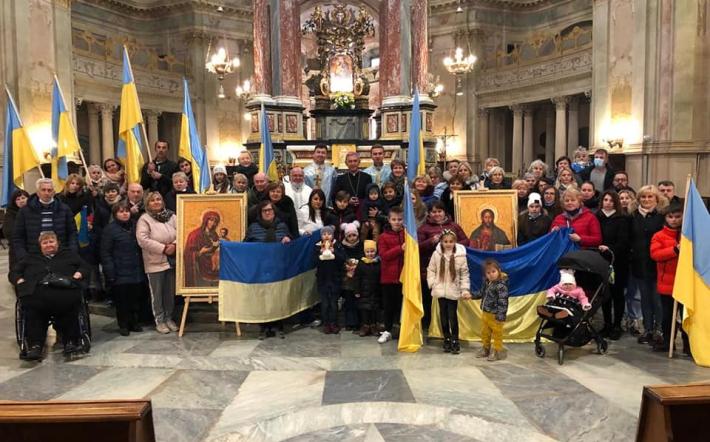 Santuario di Vicoforte: ucraini in preghiera nella basilica monregalese per invocare la pace 