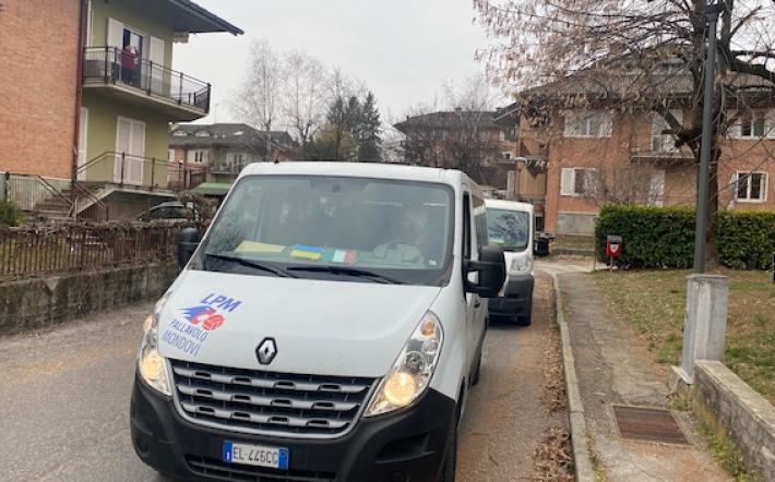 “Mondovì for Ucraina” riparte per il confine ucraino: quattro furgoni ed un’auto verso la Polonia