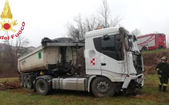 Vilanova Mondovì: mezzo pesante fuori strada