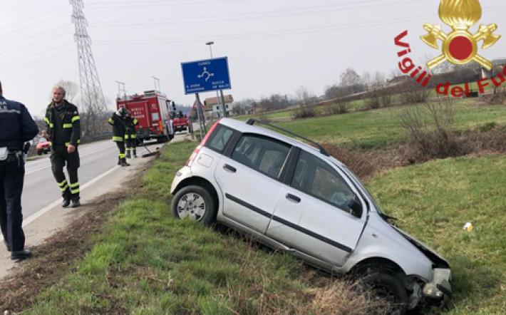 Mondovì: auto fuori strada sulla provinciale per Cuneo, tre feriti