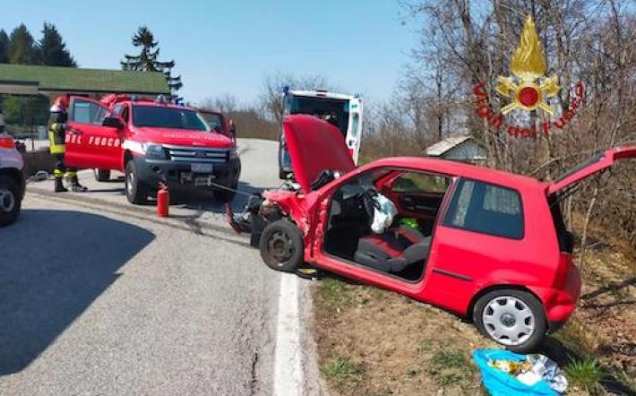 Montezemolo, incidente stradale: donna incastrata nell'auto