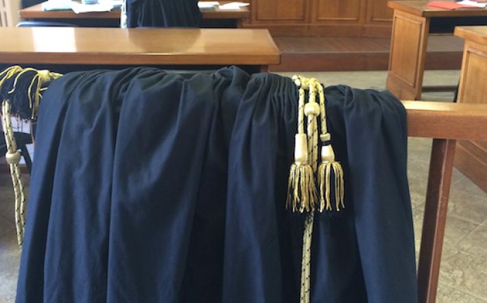 Maestra sotto accusa per abuso dei mezzi di correzione. Altra udienza, testimoni della difesa: «Mai visto episodi dubbi»