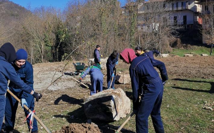 Alberi a Roburent grazie agli studenti della Scuola Forestale di Ormea