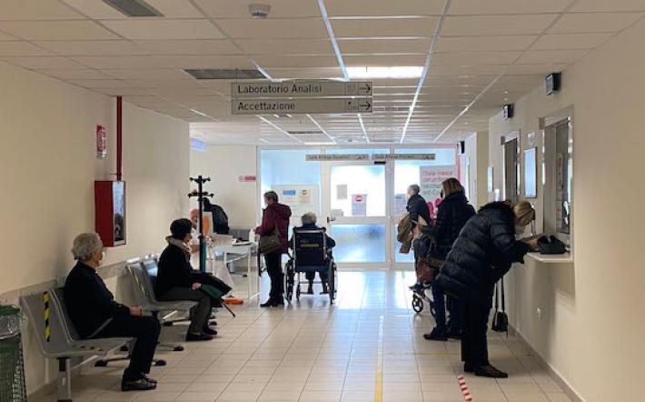 Mondovì, nuove vaccinazioni anti covid: code, proteste e sovraffollamento