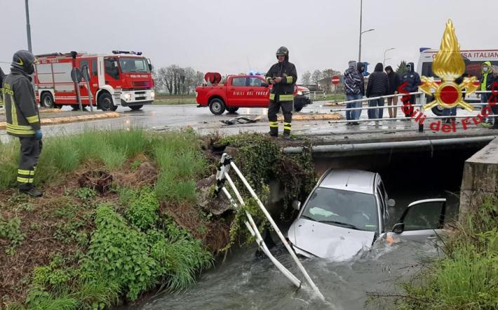 Incidente a Castelletto Stura: una delle auto coinvolte è finita nel canale