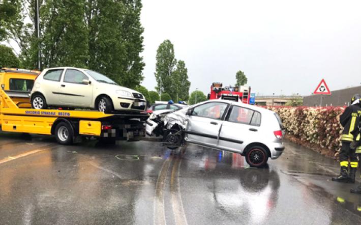 Mondovì: scontro tra due auto in via Langhe, un ferito