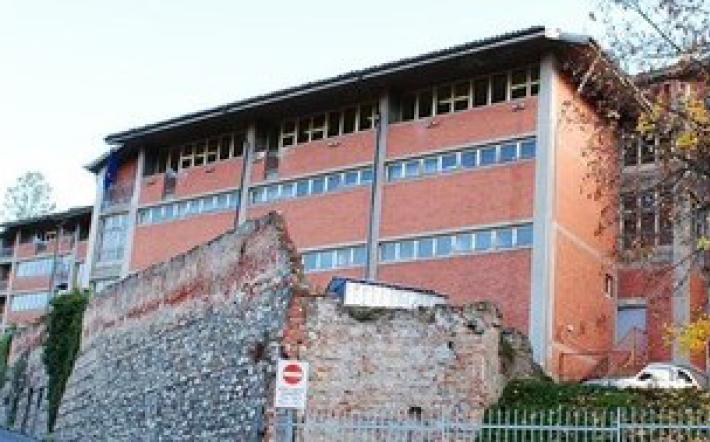 “Baruffi” di Mondovì: piove in aula insegnanti. Chiusa, così come i servizi igienici