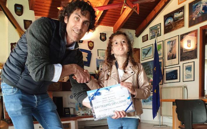 Nucetto, il sogno della piccola Agata esaudito dal Banco Azzoaglio: volare sul Mar Ligure